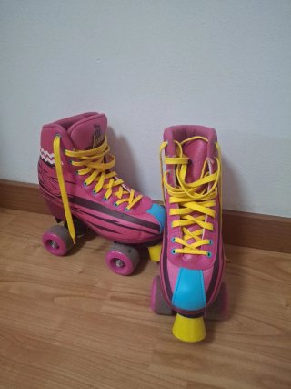 Patines de 4 ruedas rosas y amarillos