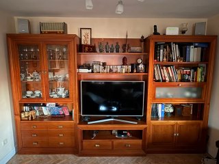 Mueble de salón madera de pino y puertas de vidrio