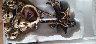 Figura de calavera con espada