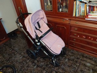 Carrito de bebé rosa marca:Bugabu