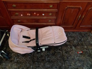 Carrito de bebé rosa marca:Bugabu