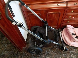 Carrito de bebé rosa marca:Bugabu
