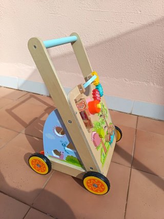 Correpasillos de madera con actividades