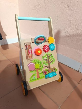 Correpasillos de madera con actividades