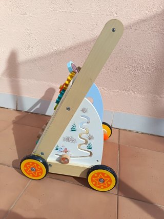 Correpasillos de madera con actividades
