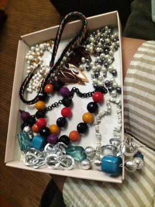 Lote de collares multicolor y plateados