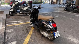 Vespa Primavera 125 Negra Marrón