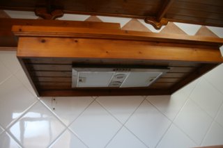 Campana extractora y platero de madera