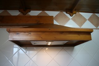 Campana extractora y platero de madera