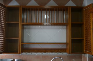 Campana extractora y platero de madera