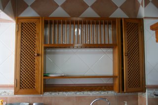 Campana extractora y platero de madera