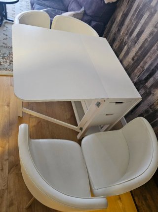 Mesa extensible y 4 sillas blancas