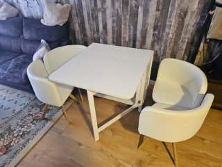 Mesa extensible y 4 sillas blancas