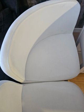 Mesa extensible y 4 sillas blancas
