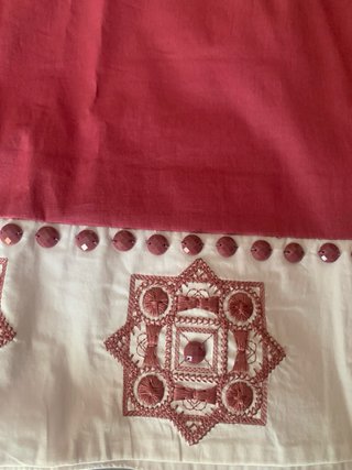 Vestido rosa con abalorios y bordado