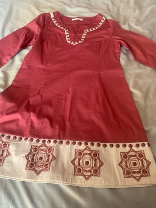 Vestido rosa con abalorios y bordado