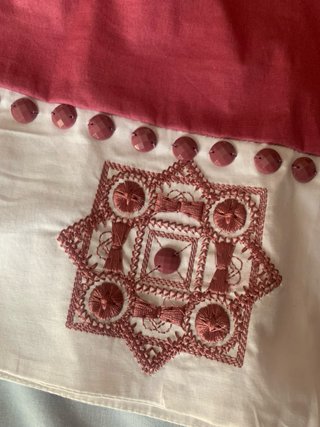 Vestido rosa con abalorios y bordado