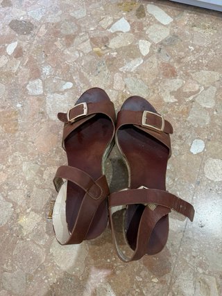 Sandalias cuña marrones