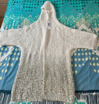 Chaqueta beige con capucha y degradado