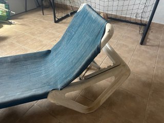 Hamaca de piscina azul y blanca, respaldo regulabl