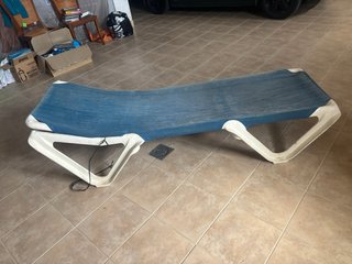 Hamaca de piscina azul y blanca, respaldo regulabl