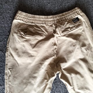 Pantalones beige jogger