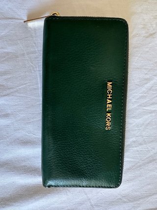 Cartera Michael Kors verde oscuro.