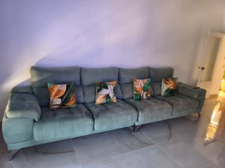 Sofá modular verde con cojines