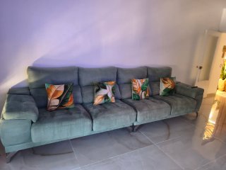 Sofá modular verde con cojines