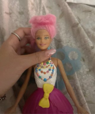 Barbie con capelli rosa e vestito colorato