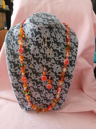 Collana e orecchini arancioni e verdi