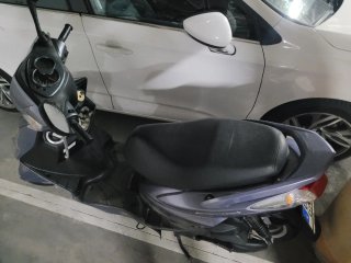 Moto Scooter Gris y Negra