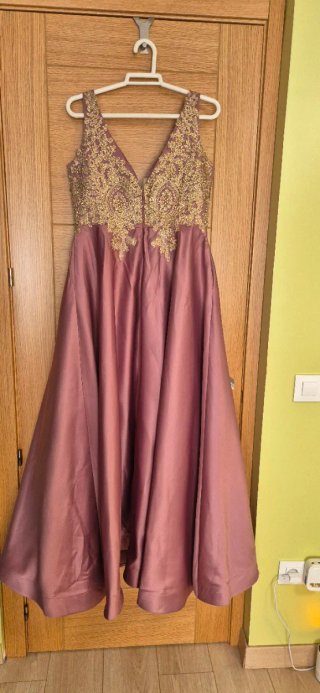 Vestido de fiesta morado con bordado dorado