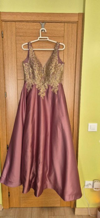 Vestido de fiesta morado con bordado dorado