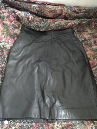 Falda de cuero negra