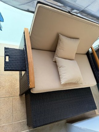 Sofá de terraza beige y marrón