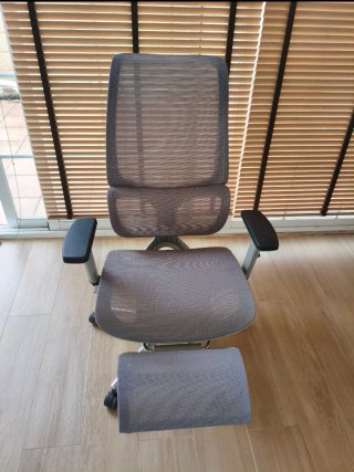 Silla de oficina ergonómica con reposapiés.