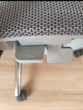 Silla de oficina ergonómica con reposapiés.