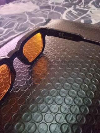 Gafas de sol negras con lentes naranjas