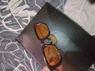 Gafas de sol negras con lentes naranjas