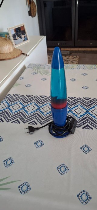 Lámpara de lava azul y roja