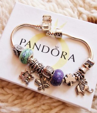 Pulsera Pandora Moments. Nueva. 19cm y 11 charms.