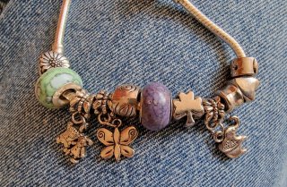 Pulsera Pandora Moments. Nueva. 19cm y 11 charms.
