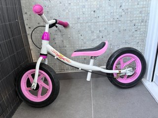Bicicleta de equilibrio rosa