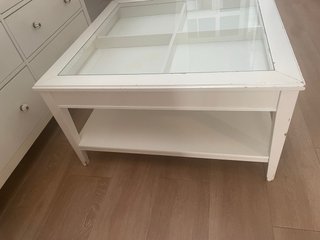 Mesa de centro de cristal y madera