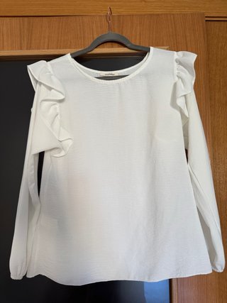 Blusa blanca con volantes