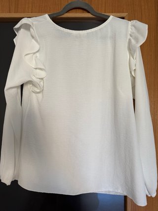 Blusa blanca con volantes