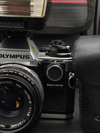 Lote Olympus OM-10 + adaptador Manual + dos lentes
