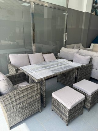 Conjunto de jardín gris con mesa alta