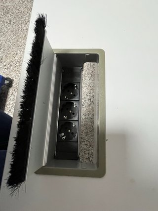 Escritorio de oficina blanco y gris en forma de L
